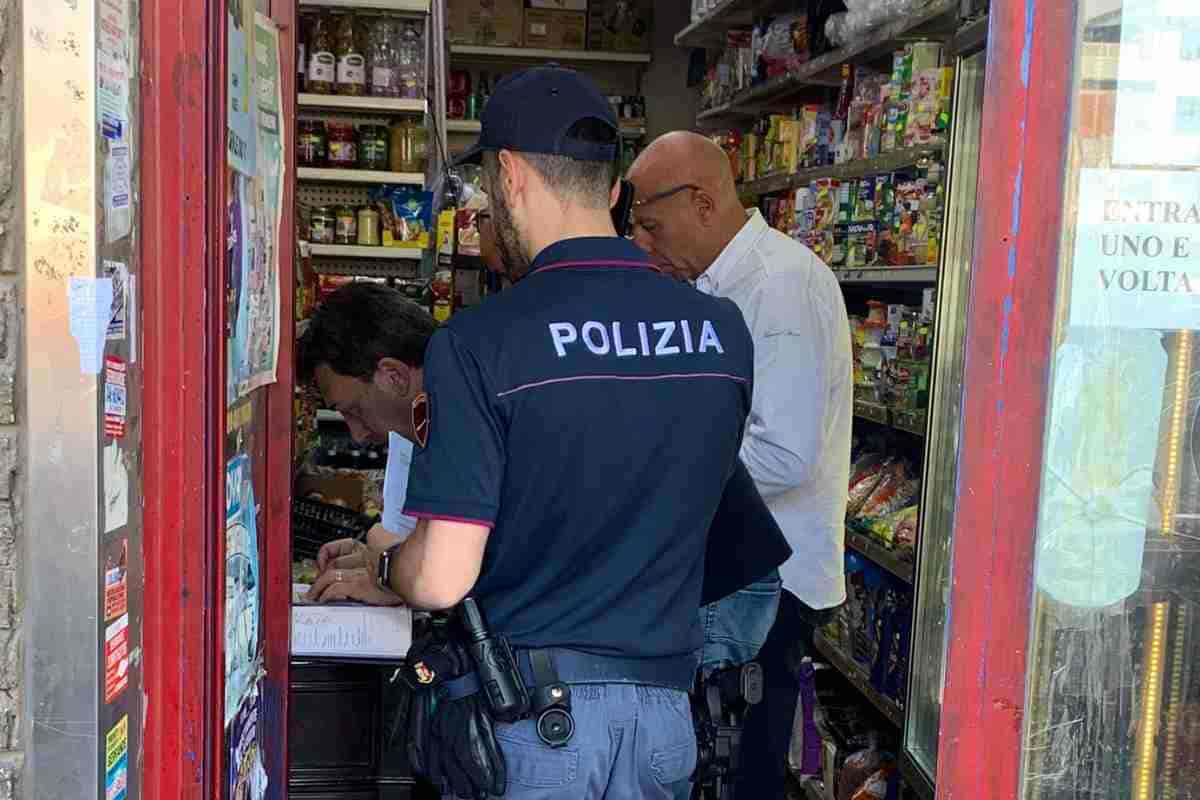 Polizia di Stato in un negozio di Roma
