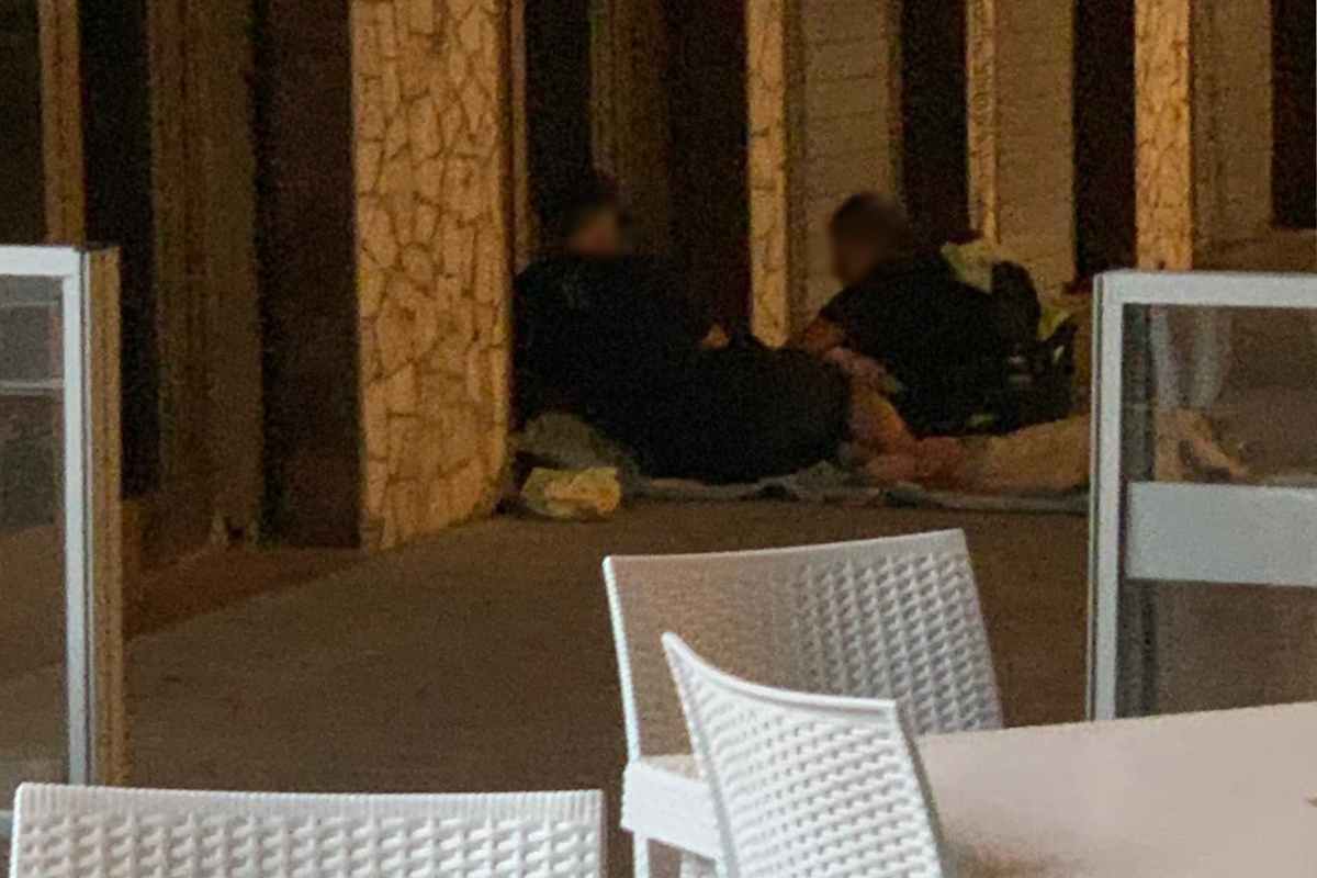 Clochard bivaccano a piazza Anco Marzio