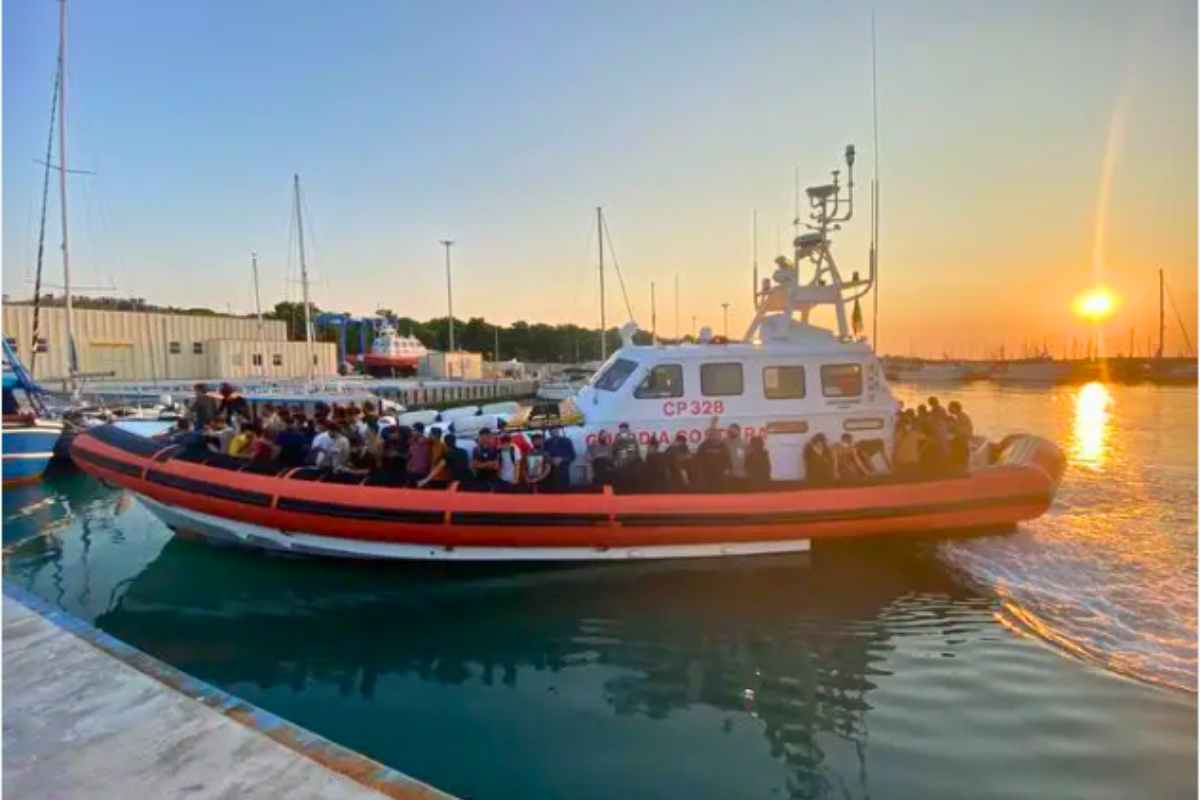 Guardia di Finanza coi migranti