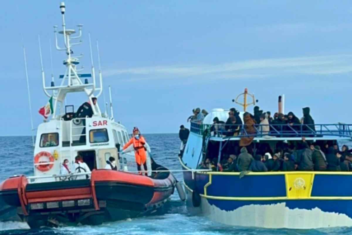 Barcone di migranti si capovolge davanti alle coste italiane, 50 dispersi: morta una donna
