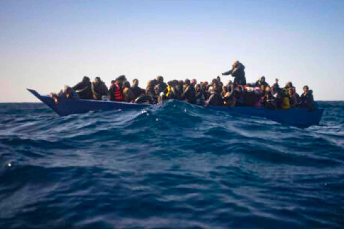 Barcone alla deriva con i migranti