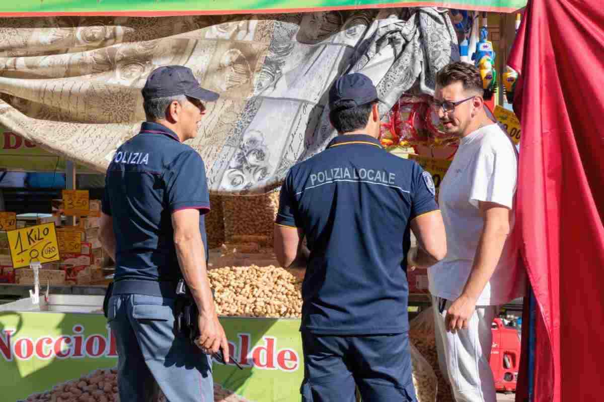Polizia controlla un commerciante ambulante a Formia