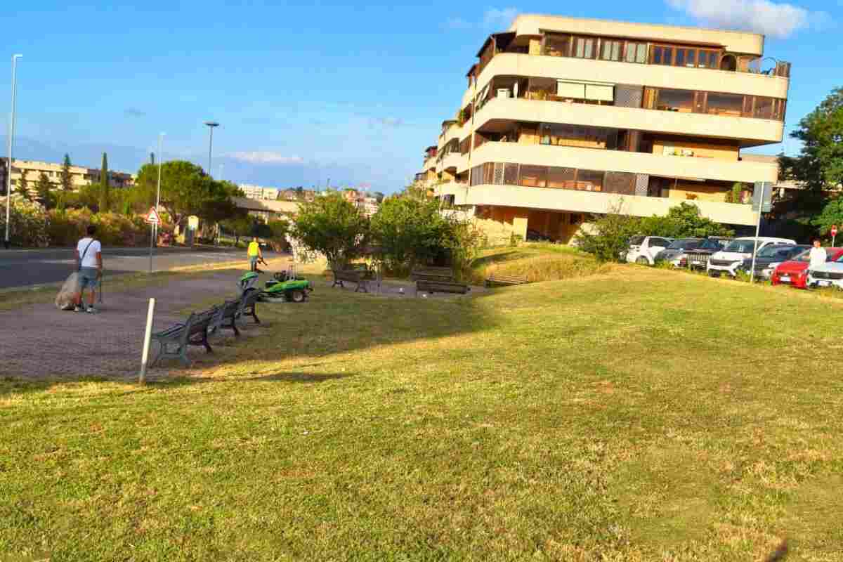 Sfalcio del prato a Giardino di Roma