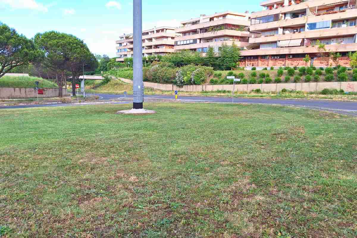 Sfalciata l'erba dentro la rotonda di Giardino di Roma