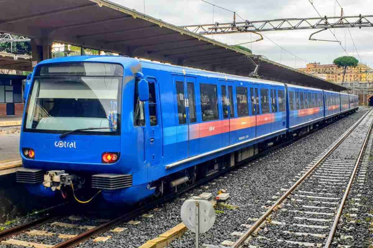 Treno sulla Roma-Lido