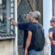 Turisti osservano quello che rimane del Café de Paris