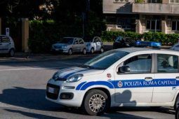 agenti polizia locale aggrediti roma