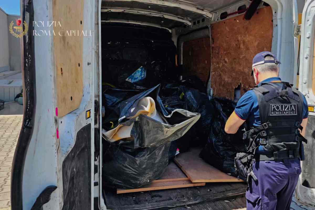Roma, ‘senza’ patente sorpreso a buttare i rifiuti speciali nei cassonetti: denunciato