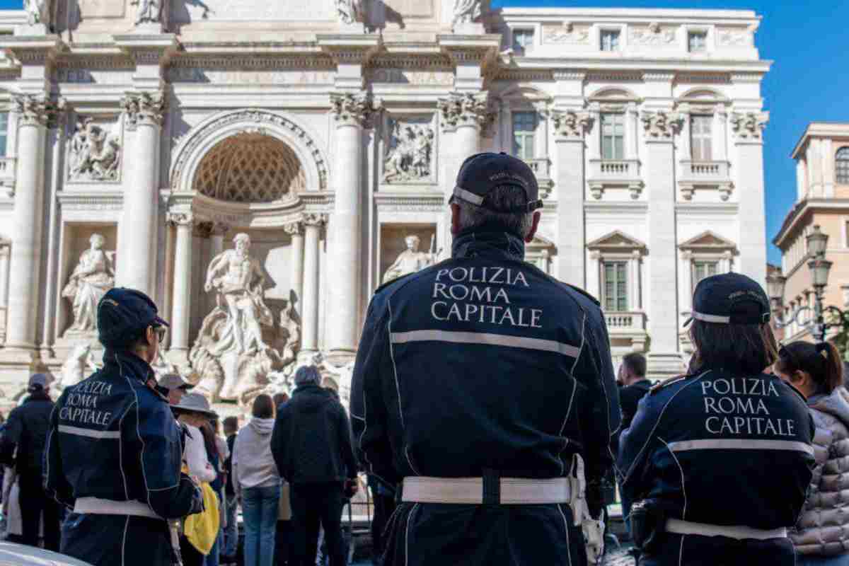 tenta di salire su un cavallo della fontana di trevi