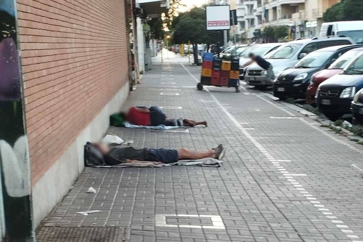 Clochard dormono su Via Orazio dello Sbirro a Ostia