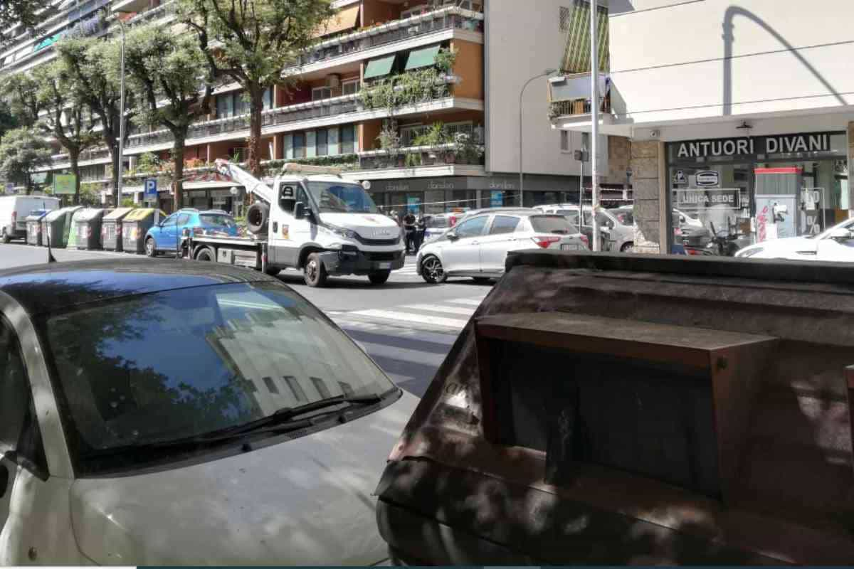 Carro attrezzi porta via le auto in sosta selvaggia su Via di Donna Olimpia