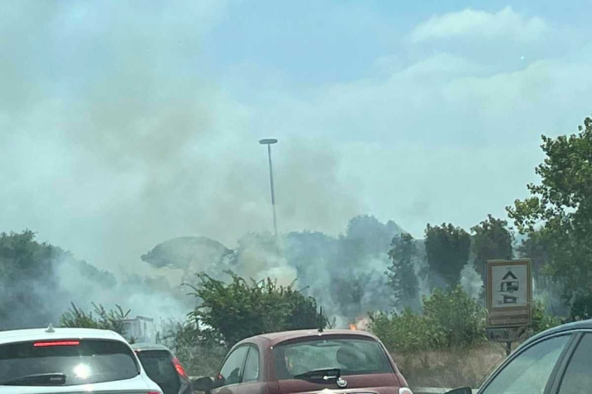 Macchine incolonnate per l'incendio nei pressi del Cineland di Ostia