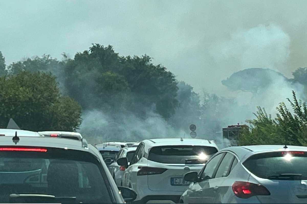 Incendio nei pressi del Cineland di Ostia