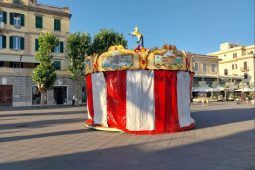 La giostra installata a Piazza Anco Marzio