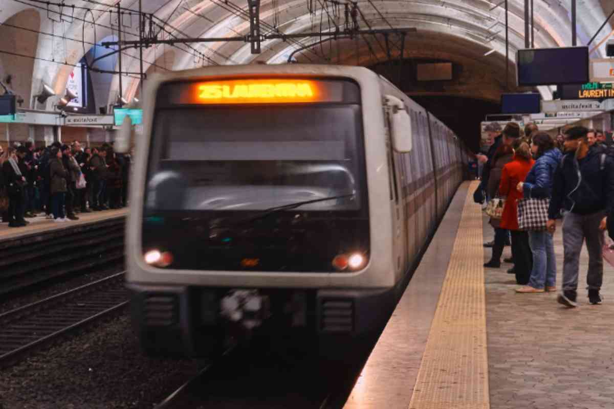 Treno sulla linea della Metro B di Roma