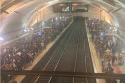 Banchina piena di pendolari della Metro B alla Stazione Termini