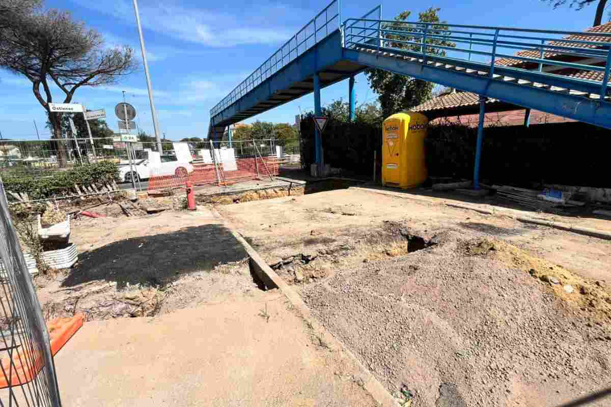 Si ferma il cantiere davanti alla stazione di Ostia Antica