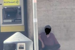 Clochard sdraiato ai piedi dell'ATM della Posta Centrale di Ostia