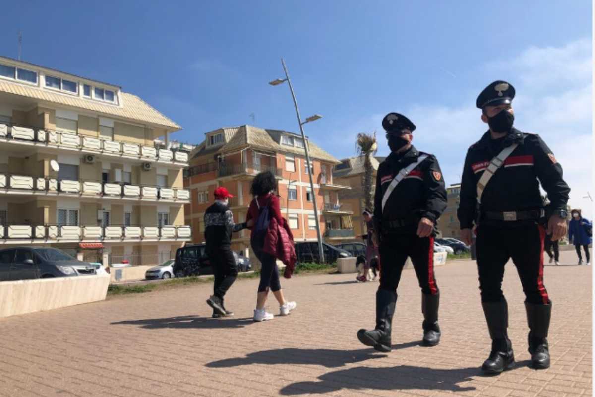 Carabinieri sul lungomare di Ostia