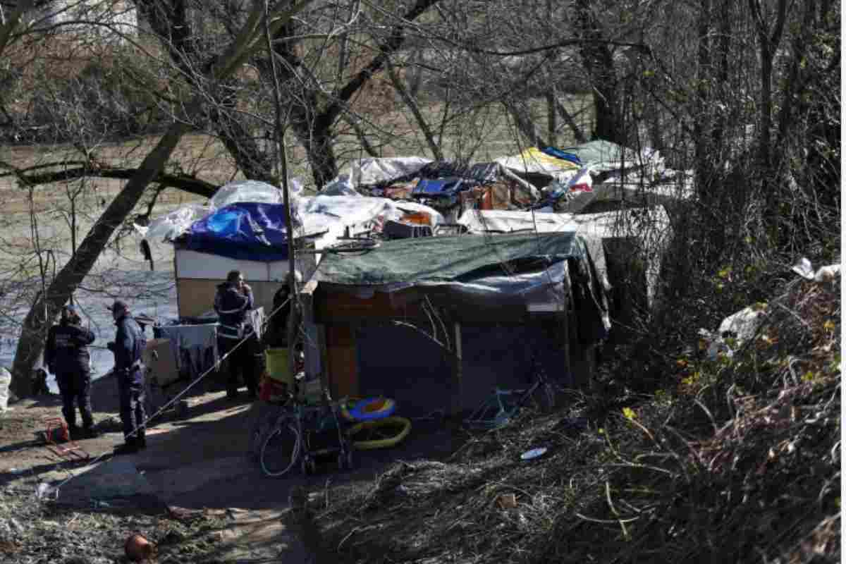 Foto dello sgombero degli accampamenti abusivi sotto il Ponte Marconi a Roma