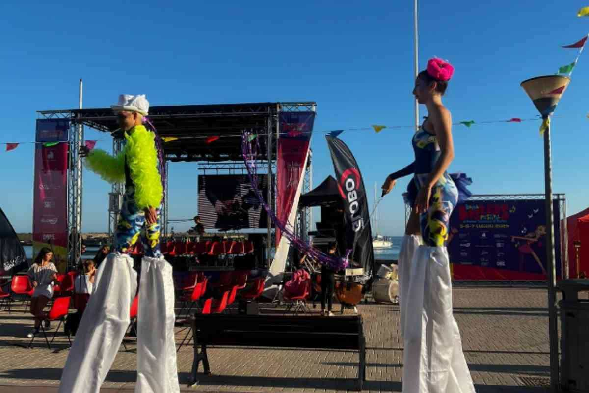 Artisti di strada si esibiscono al Roma Buskers Festival del Porto di Ostia