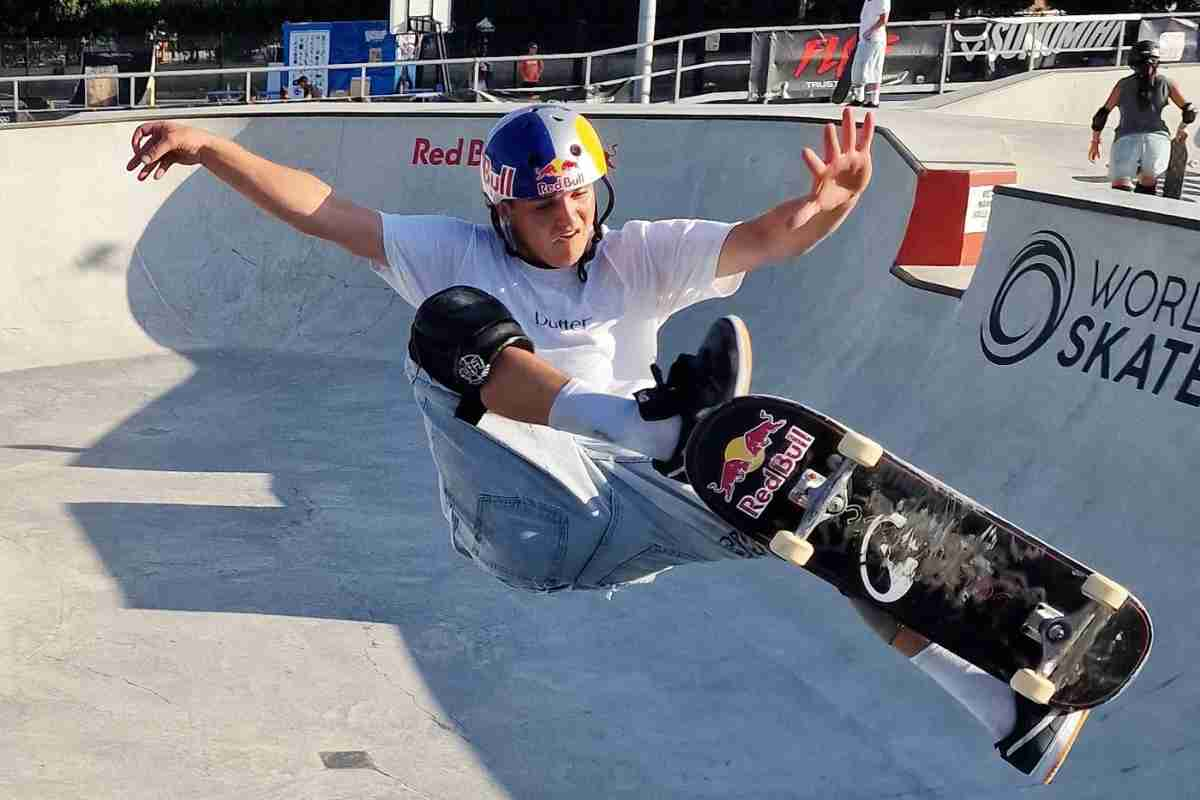 Atleta si allena allo SkatePark di Ostia