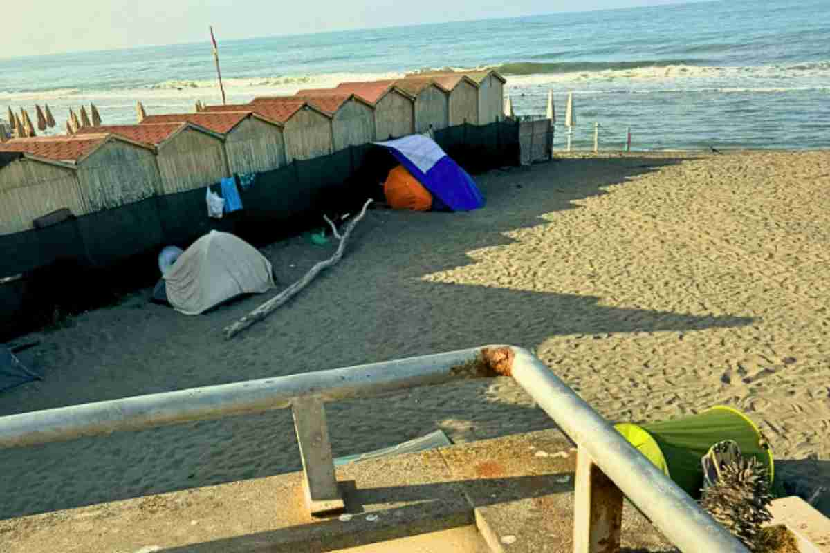 Tende dei clochard sulla spiaggia libera di Ostia Ponente