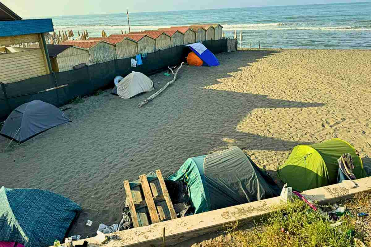 Accampamento dei clochard sulla spiaggia libera di Ostia Ponente