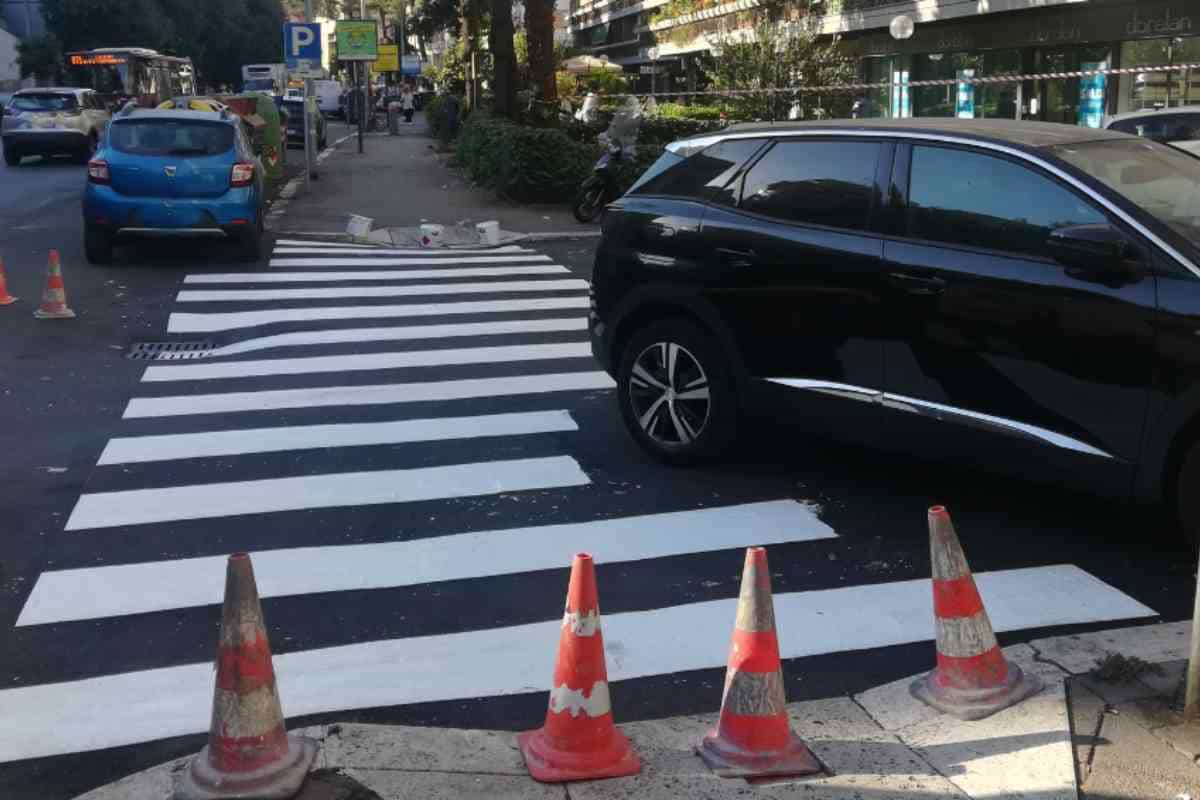 Auto in sosta selvaggia impediscono la corretta pittura delle strisce pedonali a Monteverde