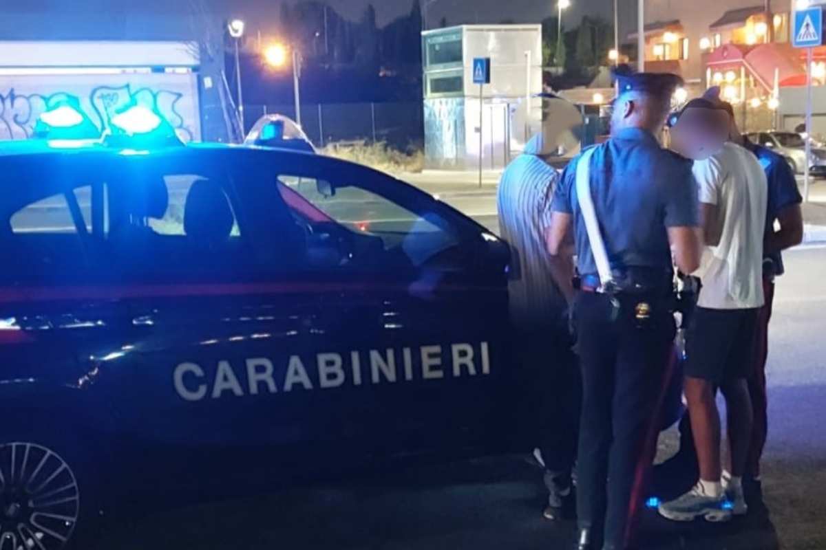 i controlli dei carabinieri nel corso di un servizio antidroga