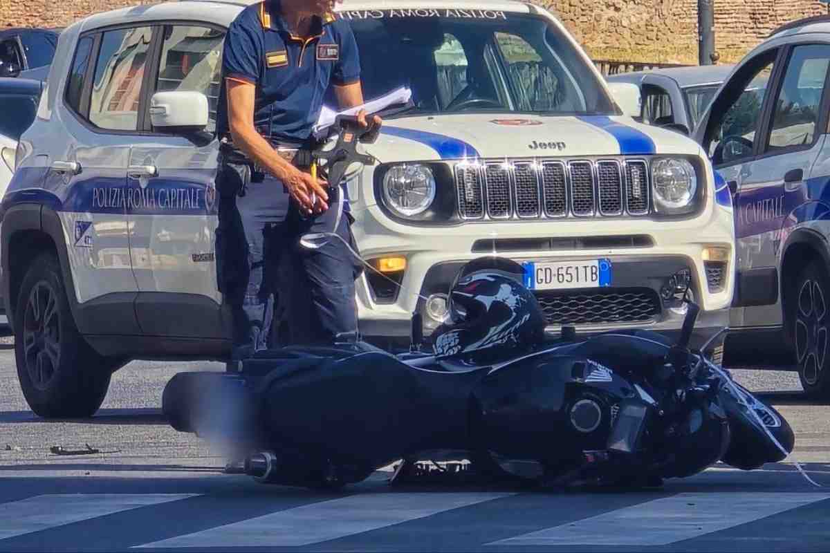 Investe un motorino e scappa