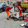 carabinieri e Ama a Termini per rimuovere i giacigli dei senzatetto