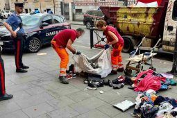 carabinieri e Ama a Termini per rimuovere i giacigli dei senzatetto