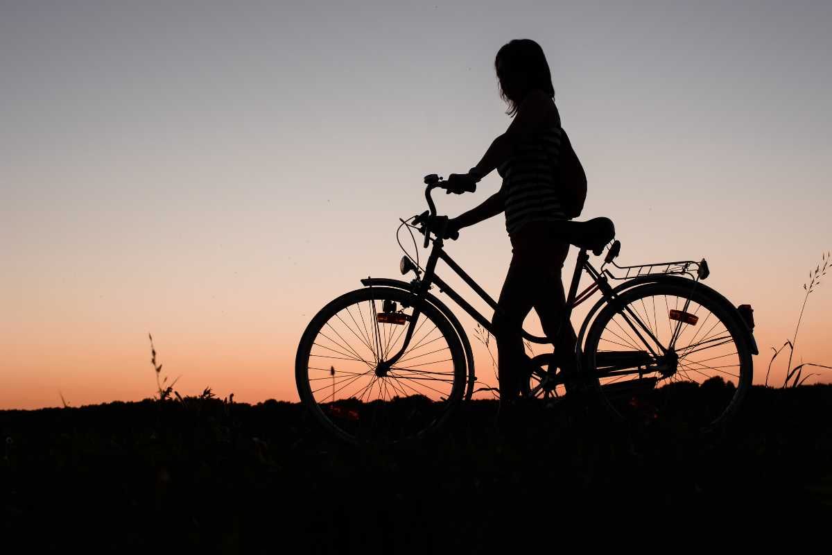 Ragazza in bicicletta