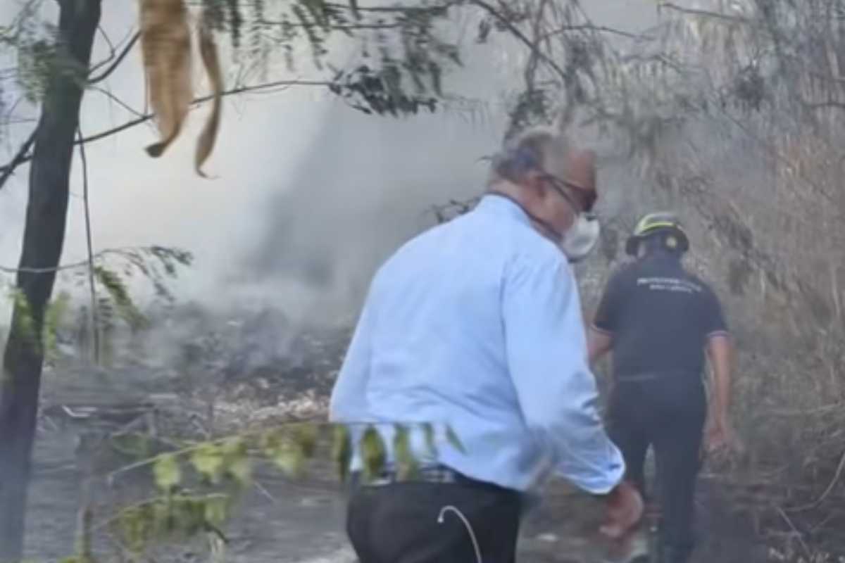 Roberto Gualtieri sul posto dov'è scoppiato l'incendio a Monte Mario