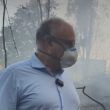 Roberto Gualtieri durante un sopralluogo all'incendio di Monte Mario