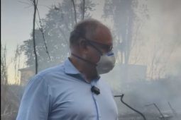 Roberto Gualtieri durante un sopralluogo all'incendio di Monte Mario