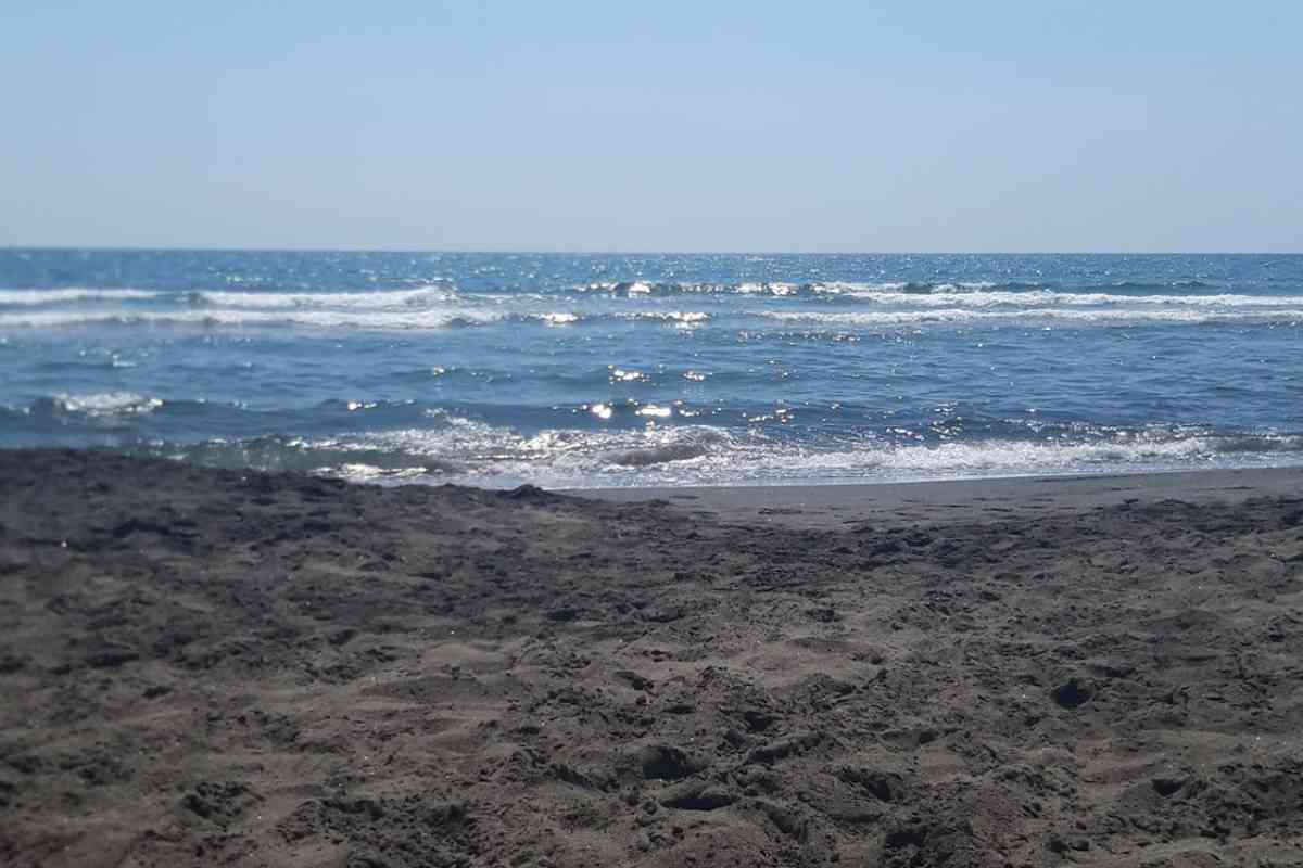 Spiaggia con sabbia nera a Marina di San Nicola