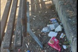 Spazzatura sotto le panchine di via Mar Rosso a Ostia