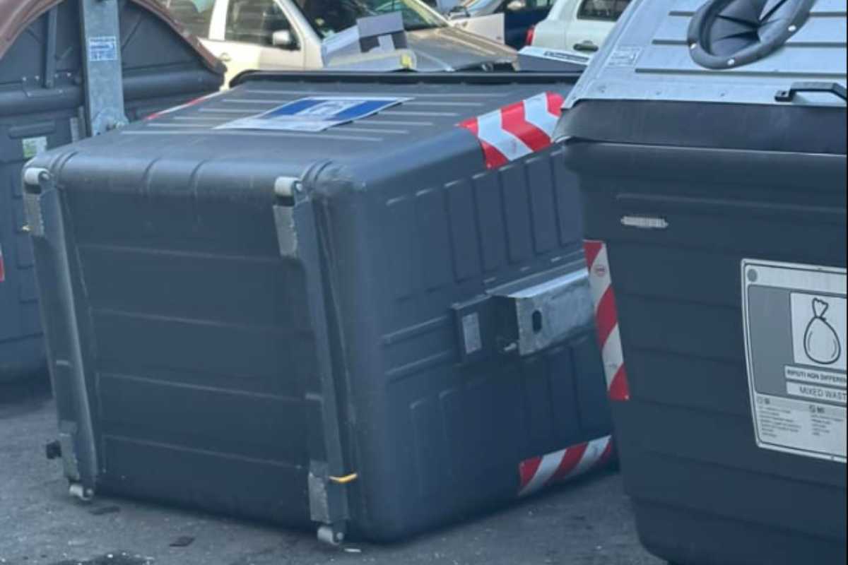 Cassonetto rovesciato su via Carlo Bosio a Ostia