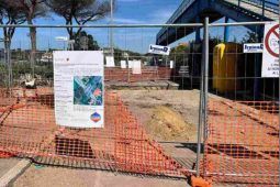 Cantiere davanti alla stazione ferroviaria di Ostia Antica