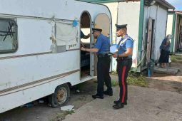 POMEZIA - I Carabinieri nel campo nomadi di Castel Romano