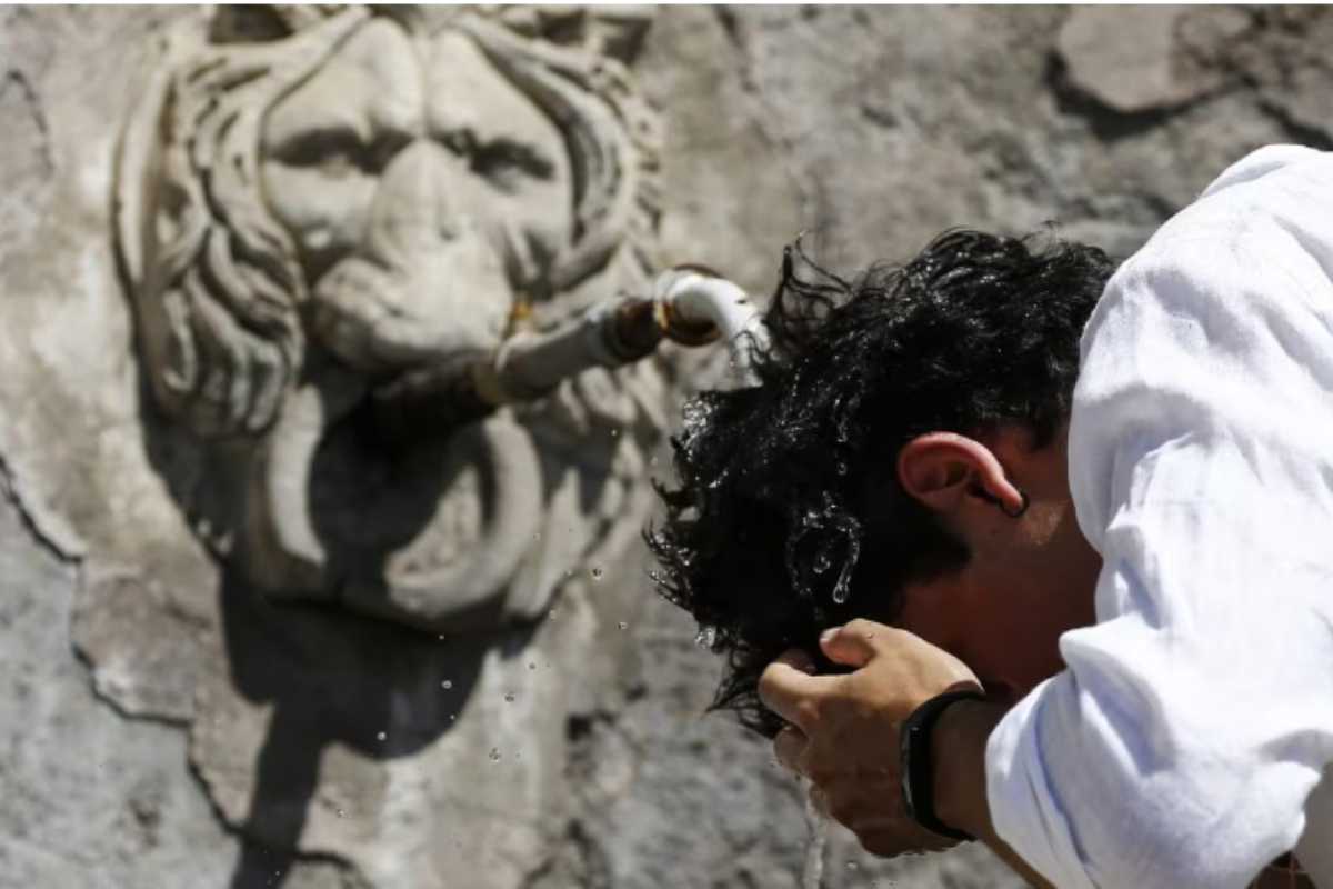 Turista combatte il caldo a Roma