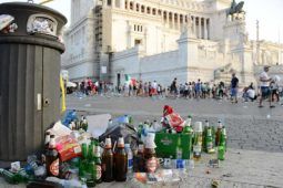 Spazzatura davanti all'Altare della Patria