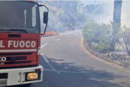 Vigili del Fuoco intervengono in un incendio a Roma