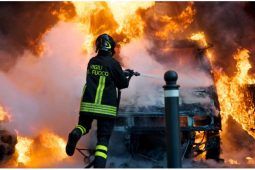 Vigili del Fuoco spengono un incendio