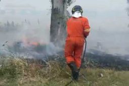 Pompiere interviene in un incendio