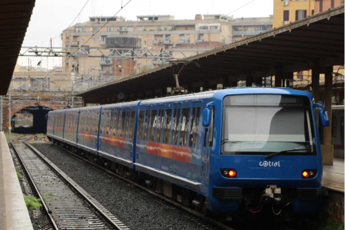 Foto di un treno sulla Roma-Lido