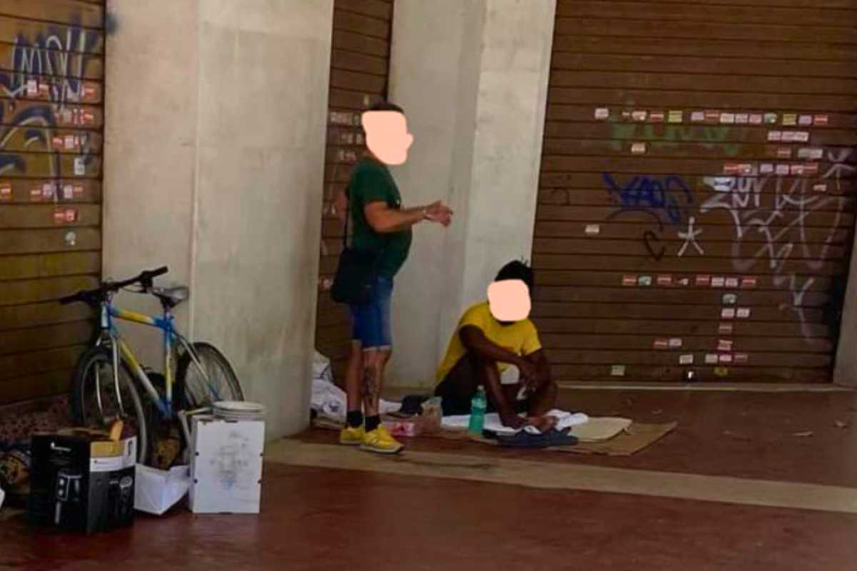 Clochard bivaccano a piazza dei Navigatori