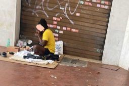 Nuovo clochard nel proprio giaciglio a piazza dei Navigatori